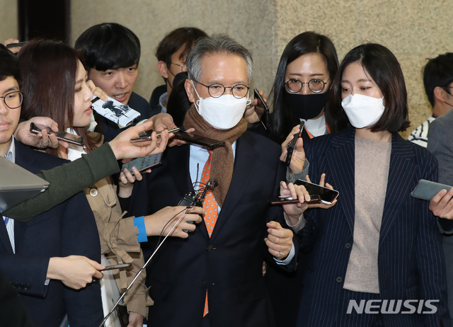 [서울=뉴시스] 고승민 기자 = 김형오 미래통합당 공관위원장이 9일 서울 여의도 국회에서 열린 공천관리위원회에 참석하며 취재진 질문에 답하고 있다. 2020.03.09. kkssmm99@newsis.com