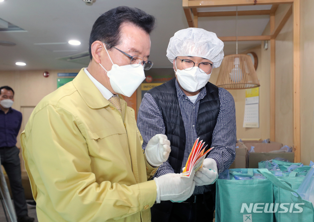 [서울=뉴시스]최진석 기자 = 정순균 강남구청장은 9일 오전 서울 강남구 관내 노인복지센터에 방문하여 신종 코로나바이러스 감염증(코로나19) 예방 상태를 확인하고 있다. 어르신들에게 제공되고 있는 무료 급식 포장 상태를 확인하고, 센터 3층에 위치한 이용자 현황을 파악하여 감염증 예방 수칙을 적극적으로 홍보하고, 이용자들의 건강을 최우선으로 파악할 수 있도록 하였다. (사진=강남구청 제공) 2020.03.09. photo@newsis.com