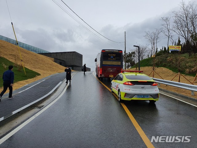 [경주=뉴시스] 이은희 기자= 10일 오후 경주 현대자동차 연수원에 대구지역 코로나19 확진자들이 버스를 타고 도착하고 있다. 2019.3.10.leh@newsis.com