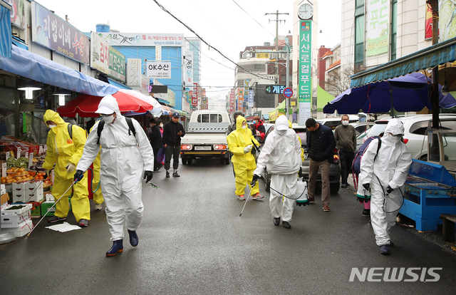 [서산=뉴시스]이종익 기자 =충남 서산시가 10일 코로나19 확진자 발생에 따라 방역활동을 펼치고 있다. 2020.03.10. (사진=서산시 제공) photo@newsis.com 