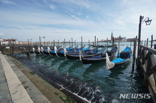 [베네치아=AP/뉴시스]이탈리아의 대표적인 관광지 베네치아에 코로나19로 인해 관광객들이 사라지면서 빈 곤돌라들이 바닷물에 떠있다. 2020.03.10 