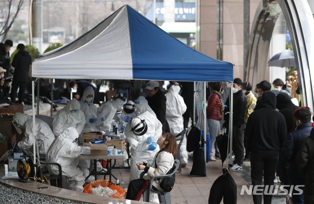 [서울=뉴시스] 박민석 기자 = 10일 오전 건물 콜센터 근무자가 신종 코로나바이러스 감염증(코로나19) 확진자로 확인돼 폐쇄된 서울 구로구 코리아빌딩에 설치된 선별진료소에서 입주민이 줄을 서 검사를 받고 있다. 2020.03.10.  mspark@newsis.com