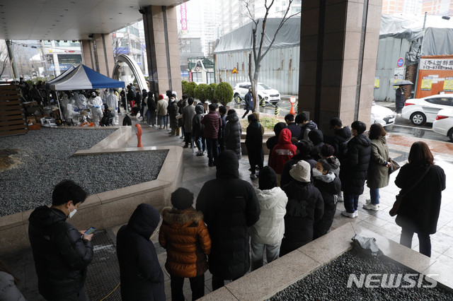 [서울=뉴시스] 박민석 기자 = 10일 오전 건물 콜센터 근무자가 신종 코로나바이러스 감염증(코로나19) 확진자로 확인돼 폐쇄된 서울 구로구 코리아빌딩에 설치된 선별진료소에서 입주민이 줄을 서 검사를 받고 있다. 2020.03.10. mspark@newsis.com