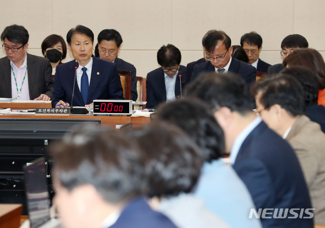 [서울=뉴시스] 고승민 기자 = 김강립 보건복지부 차관이 10일 서울 여의도 국회에서 열린 보건복지위원회 전체회의에서 의원 질의에 답하고 있다. 2020.03.10.kkssmm99@newsis.com