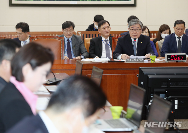 [서울=뉴시스] 고승민 기자 = 이재갑 고용노동부 장관이 10일 서울 여의도 국회에서 열린 환경노동위원회 전체회의에서 의원 질의에 답하고 있다. 2020.03.10.kkssmm99@newsis.com