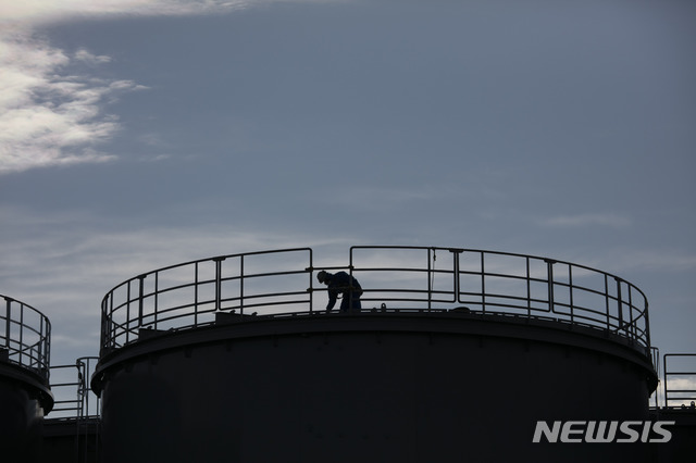 [후쿠시마(일본)=AP/뉴시스]지난 2월12일 일본 후쿠시마(福島) 제1 원전 신축 수조 상단에서 작업자 1명이 일하고 있다. 2020.3.10