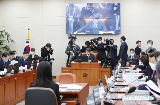 [서울=뉴시스] 김진아 기자 = 이춘석 국회 기재위원장이 10일 서울 여의도 국회에서 열린 기획재정위원회 전체회의에서 의사봉을 두드리고 있다. 2020.03.10. bluesoda@newsis.com