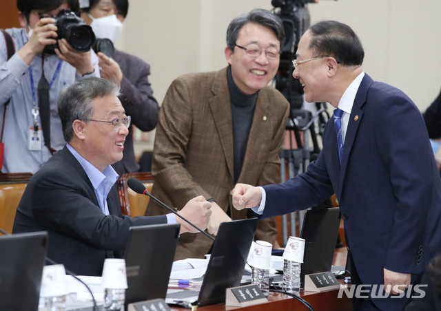 [서울=뉴시스] 김진아 기자 = 홍남기 경제부총리 겸 기획재정부 장관이 10일 서울 여의도 국회에서 열린 기획재정위원회 전체회의에서 유성엽 민생당 공동대표와 인사를 하고 있다. 2020.03.10. bluesoda@newsis.com