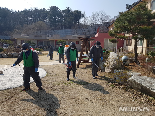 [영덕=뉴시스] 강진구 기자 = 경북 영덕군(군수 이희진)은 신종 코로나바이러스(코로나19) 감염증 종식을 위해 오는 22일까지 ‘코로나19 총력주간’을 운영한다고 11일 밝혔다.사진은 군이 다중이용시설에 대해 집중 방역을 실시하고 있다.(사진=영덕군 제공) 2020.03.11. photo@newsis.com