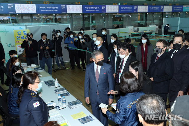 [인천공항=뉴시스]이윤청 기자 =해리 해리스 주한미국대사가 11일 오전 인천국제공항 제2터미널에서 미국 노선 출국 검역 조사실을 참관하고 있다. 2020.03.11. radiohead@newsis.com