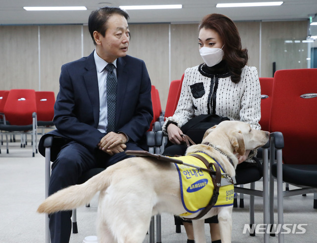 [서울=뉴시스] 김진아 기자 = 한선교 미래통합당 대표가 11일 서울 여의도 미래통합당 당사에서 미래한국당 제1차 영입인재 발표 및 환영식을 앞두고 영입인재인 김예지 시각장애인 피아니스트와 대화를 하고 있다. 2020.03.11.  bluesoda@newsis.com 