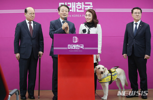 [서울=뉴시스] 김진아 기자 = 한선교 미래통합당 대표가 11일 서울 여의도 미래통합당 당사에서 열린 미래한국당 제1차 영입인재 발표 및 환영식에서 영입인재인 김예지 시각장애인 피아니스트를 소개하고 있다. 2020.03.11.  bluesoda@newsis.com