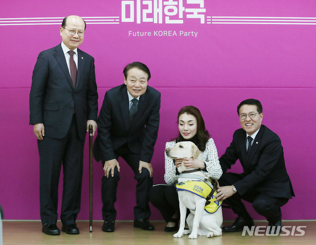 [서울=뉴시스] 김진아 기자 = 한선교 미래통합당 대표가 11일 서울 여의도 미래통합당 당사에서 열린 미래한국당 제1차 영입인재 발표 및 환영식에서 영입인재인 김예지 시각장애인 피아니스트를 비롯한 참석 의원들과 기념촬영을 하고 있다. 왼쪽부터 이종명 의원, 한 대표, 김예지 피아니스트, 정운천 의원. 2020.03.11.  bluesoda@newsis.com