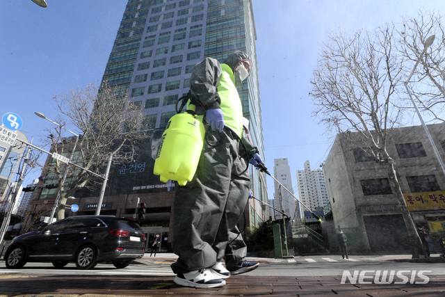 [서울=뉴시스]최진석 기자 = 구로구시설관리공단 관계자들이 11일 신종 코로나바이러스 감염증(코로나19) 확진판정을 받은 구로 콜센터 근무자들의 사무실이 위치한 서울 구로구 코리아 빌딩 앞 버스정류장에서 방역작업을 하고 있다. 2020.03.11. myjs@newsis.com