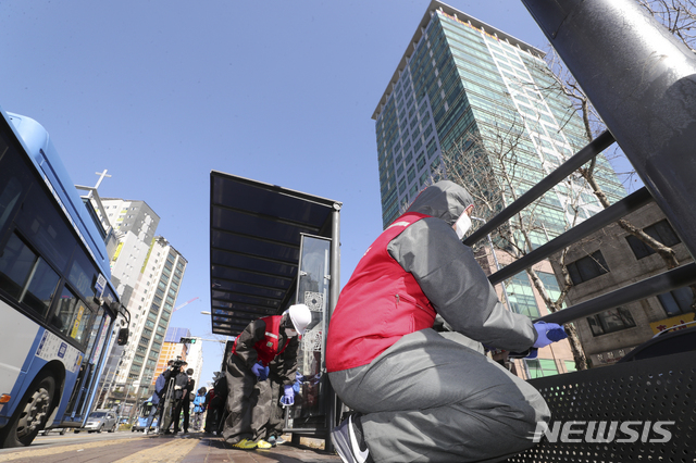 [서울=뉴시스]최진석 기자 = 구로구시설관리공단 관계자들이 11일 신종 코로나바이러스 감염증(코로나19) 확진판정을 받은 구로 콜센터 근무자들의 사무실이 위치한 서울 구로구 코리아 빌딩 앞 버스정류장에서 방역작업을 하고 있다. 2020.03.11. myjs@newsis.com