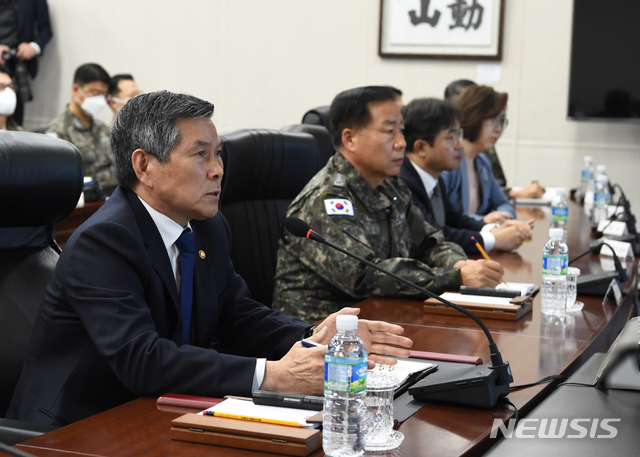 [서울=뉴시스]정경두 국방부 장관이 11일 경남 창원시 해군잠수함사령부를 방문해 지휘통제실에서 해군 주요 작전지휘관들과 화상회의를 하고 있다. (사진=국방부 제공) 2020.03.11. photo@newsis.com