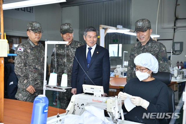 [서울=뉴시스]정경두 국방부 장관이 11일 경남 창원시 해군 보급창에서 '면 마스크'를 제작하고 있는 군무원들과 장병들을 격려하고 있다. (사진=국방부 제공) 2020.03.11.photo@newsis.com