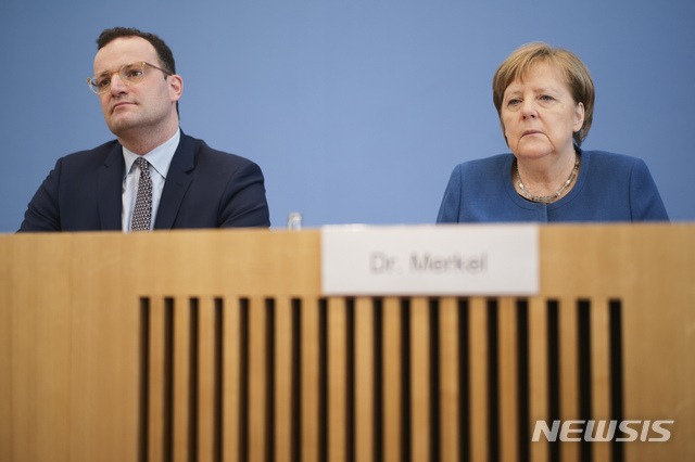 [베를린=AP/뉴시스] 11일 독일 메르켈 총리가 옌스 슈판 보건장관과 함께 코로나 19 관련 기자회견을 하고 있다 2020. 3. 11.