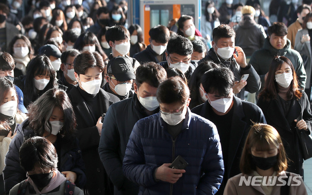 [서울=뉴시스]김선웅 기자 = 12일 코로나19 집단 감염이 발생한 구로 코리아빌딩 콜센터 인근인 서울 구로구 신도림역에서 마스크를 쓴 시민들이 출근을 서두르고 있다. 2020.03.12.  mangusta@newsis.com