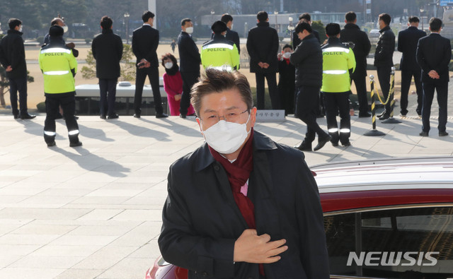 [서울=뉴시스] 장세영 기자 = 황교안 미래통합당 대표가 12일 서울 여의도 국회 계단에서 공천무효를 외치는 '미래통합당 부당공천 반대모임'의 미래통합당 국회의원 예비후보들의 앞을 지나고 있다. 2020.03.12.  photothink@newsis.com