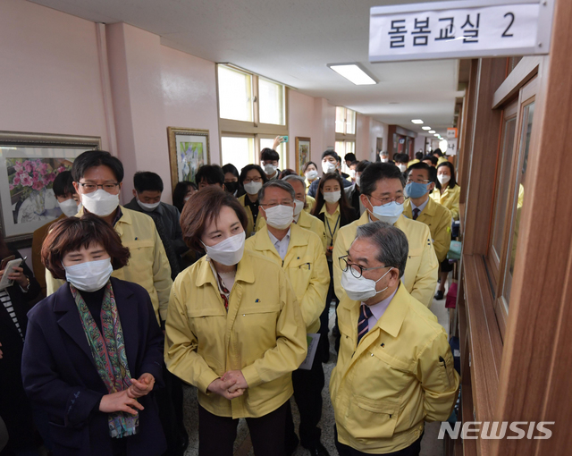 [수원=뉴시스] 김종택 기자 = 유은혜 사회부총리 겸 교육부 장관이 12일 오전 경기 수원시 매탄초등학교를 방문해 돌봄교실을 둘러보고 있다. 2020.3.12.semail3778@naver.com