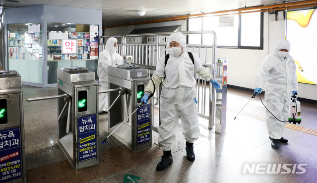 [서울=뉴시스]김선웅 기자 = 세계보건기구(WHO)가 코로나19의 팬데믹(세계적 대유행)을 선언한 12일 코로나19 집단 감염 발생 콜센터가 위치한 코리아빌딩 인근인 서울 구로역에서 방역 작업이 진행되고 있다. 2020.03.12.  mangusta@newsis.com