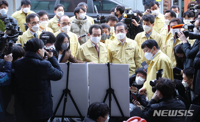 [서울=뉴시스]김선웅 기자 = 세계보건기구(WHO)가 코로나19의 팬데믹(세계적 대유행)을 선언한 12일 정세균 국무총리와 박원순 서울시장이 코로나19 집단 감염 발생 콜센터가 위치한 서울 구로구 코리아빌딩을 방문해 이성 구로구청장에게 브리핑을 받고 있다. 2020.03.12.  mangusta@newsis.com