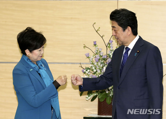 [도쿄=AP/뉴시스]아베 신조(오른쪽) 일본 총리가 지난달 12일 총리관저에서 고이케 유리코 도쿄도지사를 만나 회담 전 주먹 인사를 하고 있다. 2020.03.12.