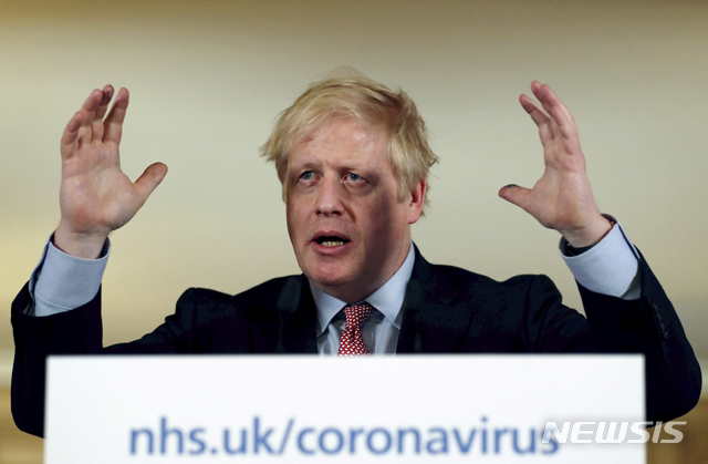 [런던=AP/뉴시스]보리스 존슨 영국 총리가 12일(현지시간) 런던 다우닝가 관저에서 신종 코로나바이러스 감염증(코로나19) 대응에 관한 기자회견을 진행하고 있다. 2020.3.13.