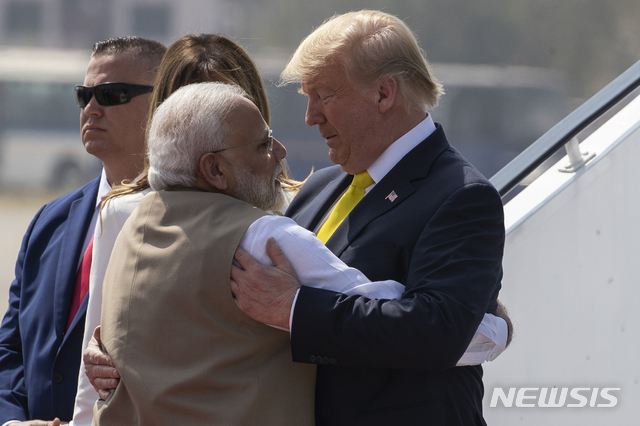 [아마다바드=AP/뉴시스]2월24일(현지시간) 나렌드라 모디 인도 총리(왼쪽)가 인도 아마다바드에 도착한 도널드 트럼프 미국 대통령(오른쪽)과 포옹하고 있다. 2020.04.05.