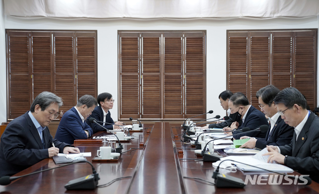 [서울=뉴시스]문재인 대통령이 13일 오전 청와대 여민관 소회의실에서 열린 ‘경제·금융 상황 특별 점검회의’에 참석해 홍남기 경제부총리 겸 기획재정부 장관의 보고를 받고 있다.(사진=청와대 제공) 2020.03.13.  photo@newsis.com