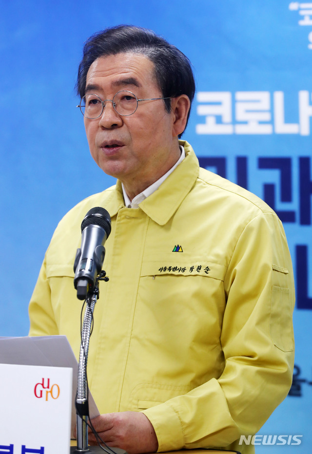 [서울=뉴시스]홍효식 기자 = 박원순 서울시장이 13일 오전 서울 구로구 보건소에서 콜센터 확진자 집단발생 대응방안 및 PC방, 노래방 등 밀집 다중이용시설 점검 계획 관련 기자 설명회를 하고 있다. 2020.03.13.  yesphoto@newsis.com