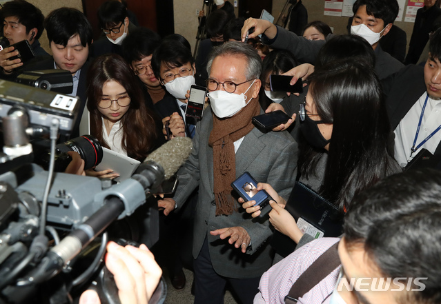 [서울=뉴시스] 고승민 기자 = 김형오 미래통합당 공천관리위원장이 13일 서울 여의도 국회에서 위원장직 사퇴 기자회견을 마친 뒤 취재진의 질문을 받고 있다. 2020.03.13.kkssmm99@newsis.com