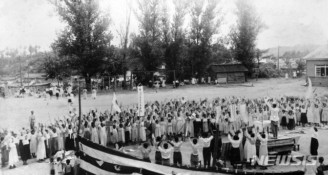 [서울=뉴시스] 1946년 7월 평안북도 태천군의 여성들이 남녀평등법 실시를 축하하는 군민대회를 열고 있다. (사진=미디어한국학 제공) 2020.03.15. photo@newsis.com
