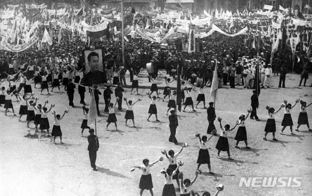 [서울=뉴시스] 1946년 7월 남녀평등법 실시 경축행사에 참여한 평양의 여학생들이 행사장에서 간단한 공연을 선보이고 있다. (사진=미디어한국학 제공) 2020.03.15. photo@newsis.com
