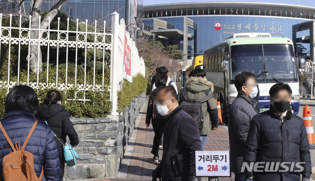 [서울=뉴시스]최진석 기자 = 신종 코로나바이러스 감염증(코로나19) 확산이 이어지던 지난 15일 오전 서울 구로구 연세중앙교회로 신도들이 들어가고 있다. 2020.03.15. myjs@newsis.com