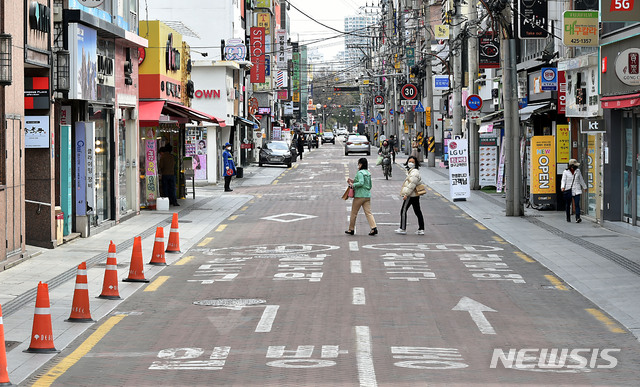 [대구=뉴시스] 이무열 기자 = 신종 코로나바이러스 감염증(코로나19) 확산으로 시민들이 외출·외식을 꺼리고 있는 가운데 주말인 15일 오후 대구 도심지인 동성로가 인적 없이 한산한 모습을 보이고 있다. 2020.03.15. lmy@newsis.com 