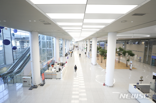 [인천공항=뉴시스]최진석 기자 = 신종 코로나바이러스 감염증(코로나19) 여파로 15일 인천국제공항 2터미널 입국장이 텅 비어 있다. 2020.03.15. myjs@newsis.com