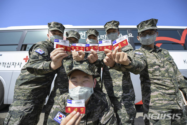 [포항=뉴시스] 강진구 기자 = 해병대1사단은 신종 코로나바이러스 감염증(코로나19)로 인한 혈액수급의 어려움을 해소하기 위해 헌혈릴레이 캠페인 전개와 헌혈증 기부운동을 통해 생명나눔을 행동으로 실천하고 있다고 16일 밝혔다.해병대1사단 장병들이 생명나눔을 실천하기 위해 헌혈증을 기부하고 있다.(사진=해병대1사단 제공) 2020.03.16. photo@newsis.com