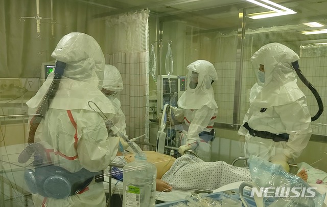 [서울=뉴시스] 의료진들이 계명대 대구동산병원 중환자실에서 코로나19 확진자를 치료하고 있다. 뉴시스 자료사진.