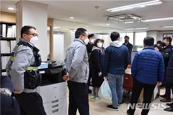 [서울=뉴시스] 서울시가 자치구 공무원, 경찰 등과 함께 신천지 유관단체인 하늘문화세계평화광복(HWPL)에 대해 행정조사를 실시하는 모습. (사진=서울시 제공) 2020.03.16. photo@newsis.com 