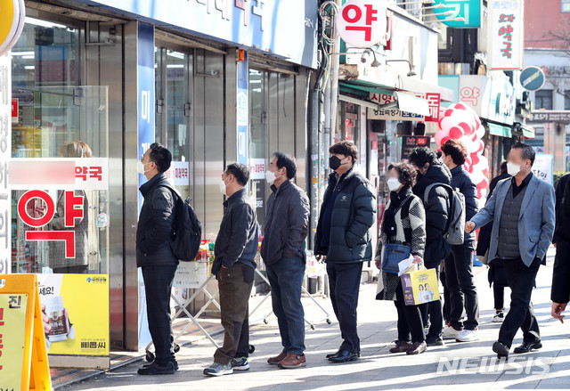 [서울=뉴시스]김병문 기자 = 마스크 5부제 둘째주인 16일 오전 서울 종로구의 한 약국 앞에서 시민들이 공적마스크를 구매하기 위해 줄을 서 기다리고 있다. 2020.03.16.  dadazon@newsis.com 