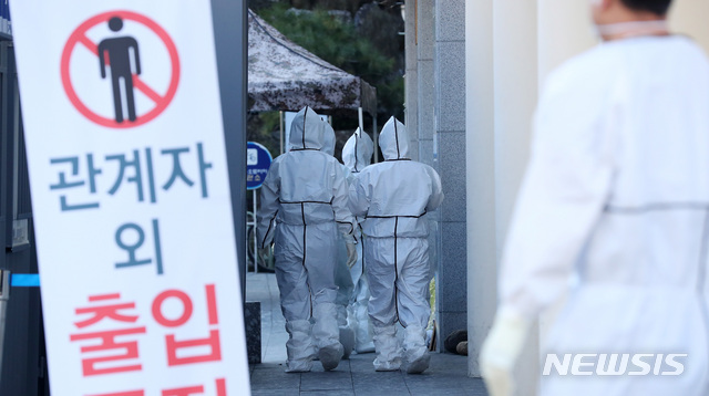 [대구=뉴시스]전신 기자 = 16일 오전 대구시 중구 계명대학교 대구동산병원에서 의료진이 방호복을 입고 신종 코로나바이러스 감염증(코로나19) 환자들이 있는 병동으로 향하고 있다. 2020.03.16.  photo1006@newsis.com