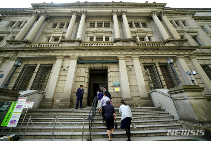 [도쿄=AP/뉴시스]지난 2018년 4월2일 일본 도쿄의 일본은행 본점으로 시민들이 들어가고 있다. 2022.06.28.