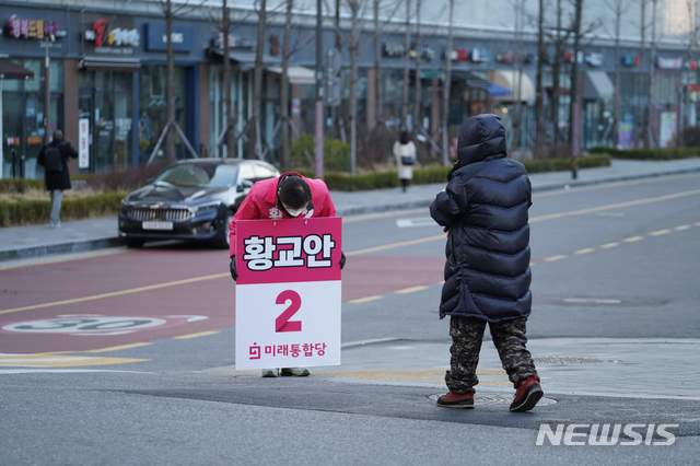 [서울=뉴시스]김명원 기자 = 황교안 미래통합당 대표가 16일 서울 종로구 교남동에서 출근인사를 하고 있다. (사진=황교안 캠프 제공) 2020.03.16. photo@newsis.com