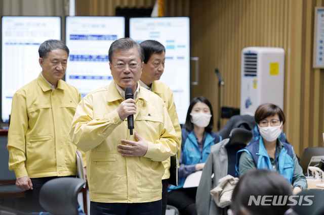 [서울=뉴시스]배훈식 기자 = 문재인 대통령이 16일 오후 서울시청 내 서울시재난안전대책본부 상황실을 방문해 신종 코로나바이러스 감염증(코로나19) 대응에 분투 중인 직원들을 격려하고 있다. 2020.3.16. dahora83@newsis.com 