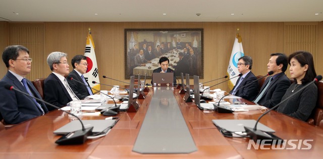 [서울=뉴시스]이주열 한국은행 총재가 16일 서울 중구 한국은행에서 열린 임시 금융통화위원회에 참석해 있다. (사진=한국은행 제공) 2020.03.16. photo@newsis.com