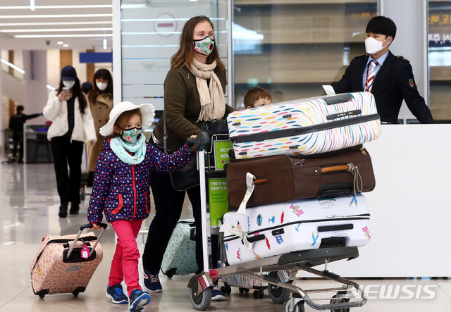 [인천공항=뉴시스]홍효식 기자 = 정부가 신종 코로나바이러스 감염증(코로나19) 유입을 막기 위해 유럽 전역에 대해 특별입국절차를 적용한 16일 인천국제공항 제2여객터미널에서 파리발 여객기를 타고 도착한 외국인 승객들이 입국장을 나서고 있다. 2020.03.16.  yesphoto@newsis.com