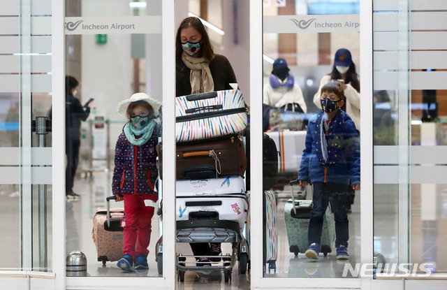 [인천공항=뉴시스]홍효식 기자 = 정부가 신종 코로나바이러스 감염증(코로나19) 유입을 막기 위해 유럽 전역에 대해 특별입국절차를 적용한 16일 인천국제공항 제2여객터미널에서 파리발 여객기를 타고 도착한 외국인 승객들이 입국장을 나서고 있다. 2020.03.16.  yesphoto@newsis.com