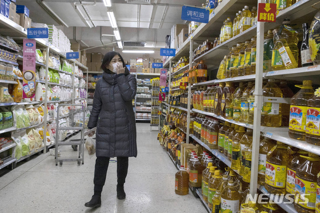 [베이징=AP/뉴시스] 16일 중국 베이징의 한 마트에서 마스크를 쓴 고객이 상품을 둘러보고 있다. 2020.03.17